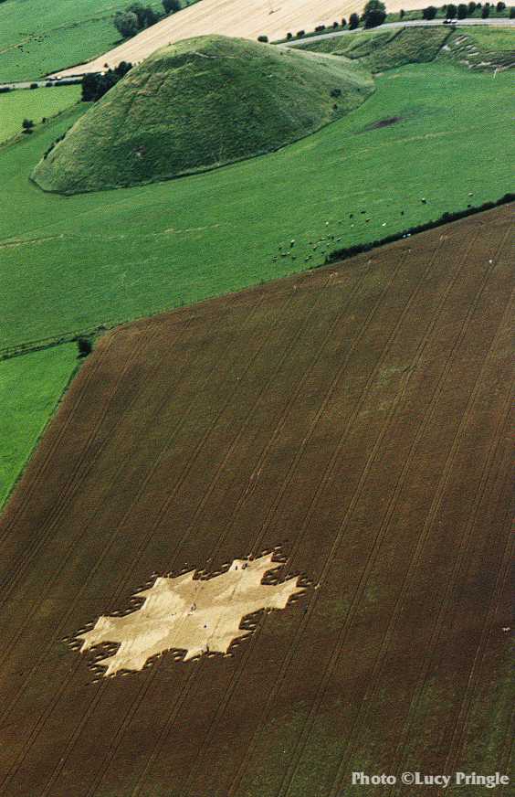 obraz_zvuk:priroda:obrazce_v_krajine:1997:anglie:31_-_silbury_hill_wiltshire_anglie_-_23.7.1997.jpg